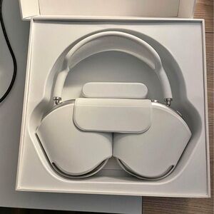 AirPods Max Silver With Smartcase Brand New